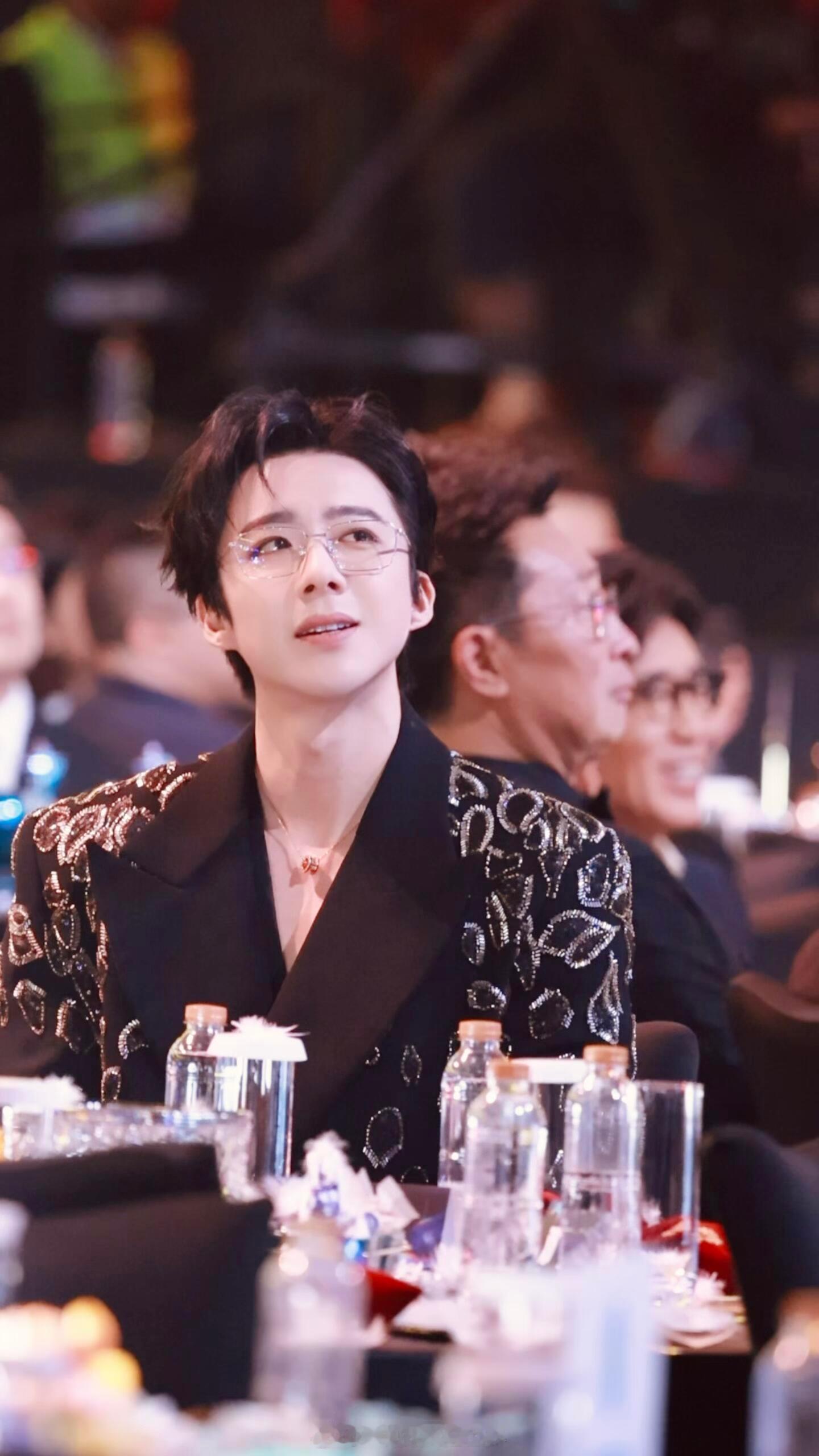 刘宇宁的2025巡演 🐾刘宇宁玫瑰丛生 🐾摩登兄弟 星光揉进西装纹路✨捧杯时