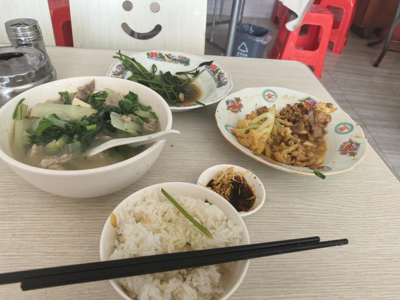刚才去吃饭，我大方了一把，

     刚去了经常吃饭的小饭馆，一进去见老板娘他