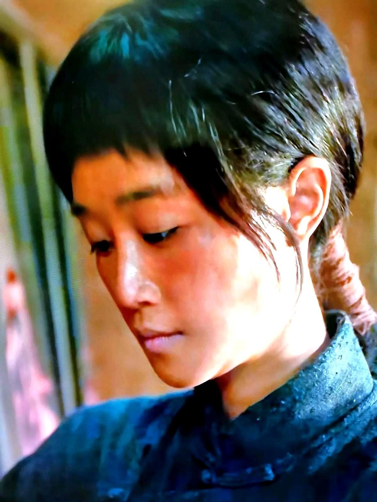 几亩地，压垮一家三代

老周头把锄头一扔，蹲在田埂上抽烟，烟灰掉在干裂的土里。