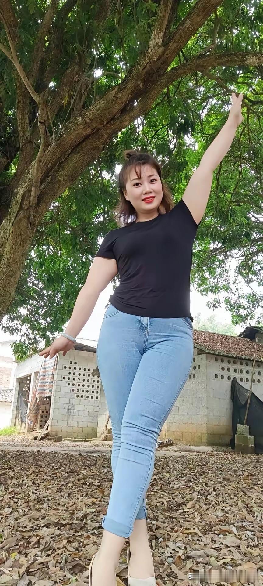 顶级的男人
都是没有老婆的
但是
他有一大堆孩子
为什么只找女人生孩子
从来都不