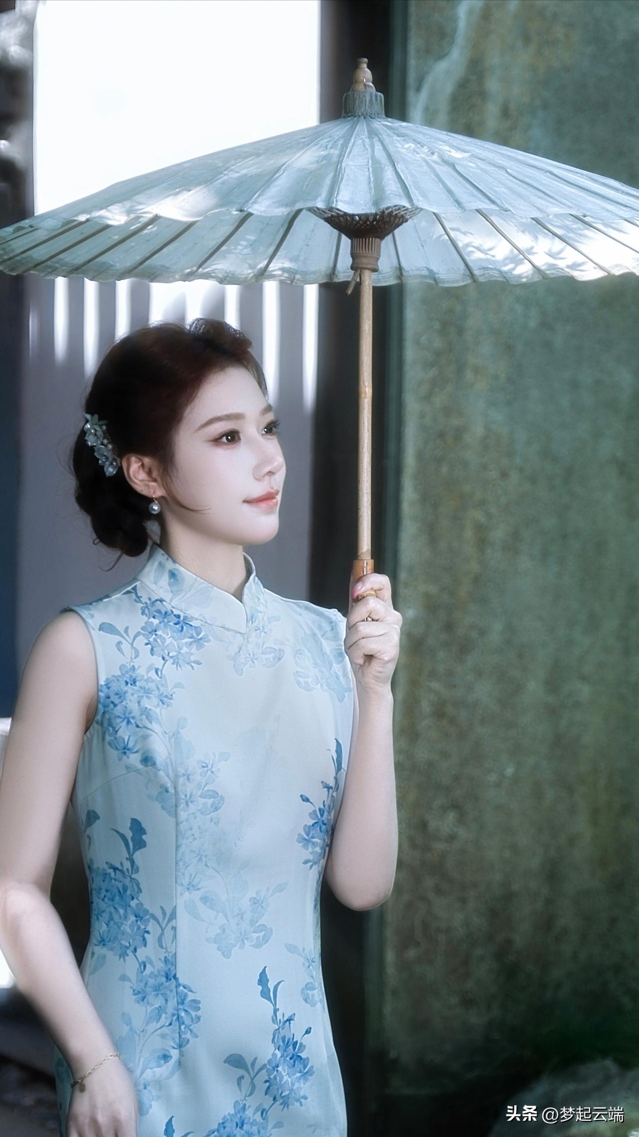 青一色是你眼眸里的采风，一撇一画，是你指尖流韵出来的锦书，草木寸心月，浮暗落雪与