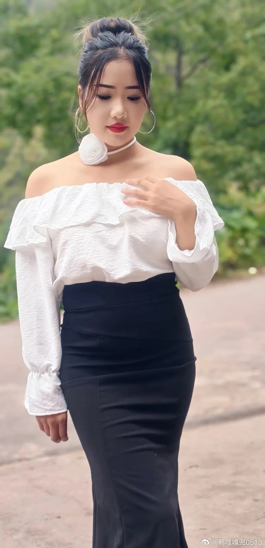 OOTD时尚穿搭今天穿什么ootd 白色露肩花摆上衣搭配黑色长款修身裙更显端庄大