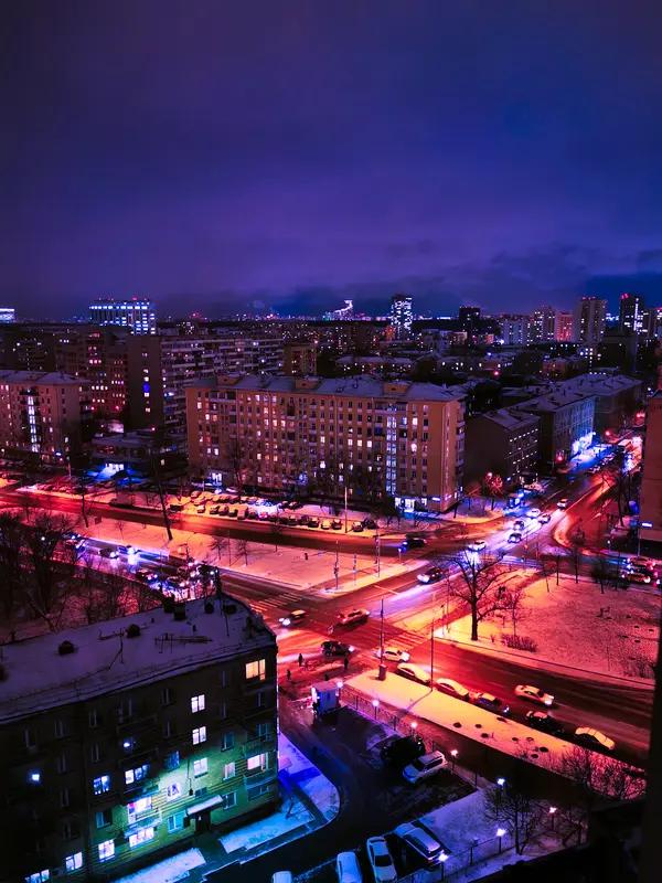 有人偏爱晨光熹微的清宁，有人钟情午后喧嚣的热闹，而我独爱城市入夜的温柔。看遍人间