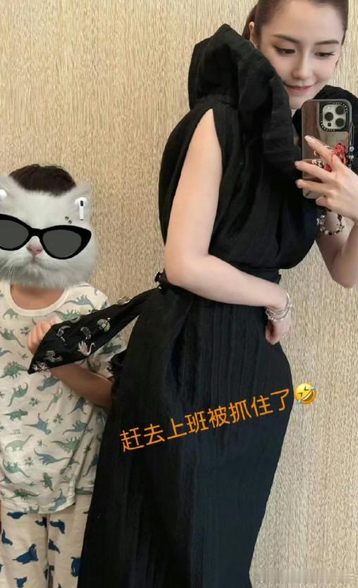 看到Angelababy被小海绵"拦路"的画面，既觉得好笑又很暖心，明星妈妈和普