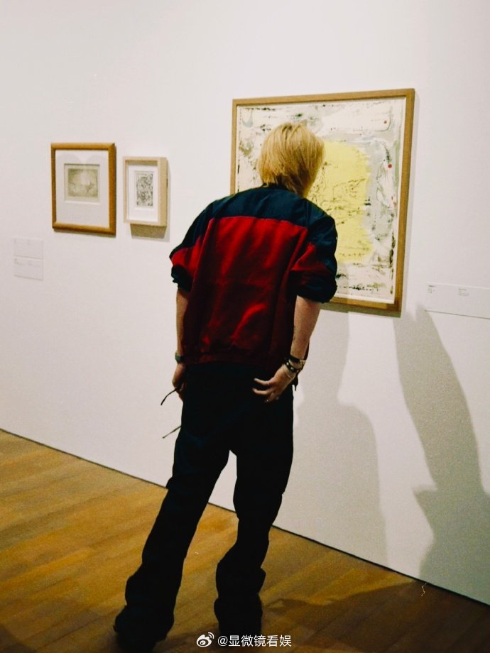 徐明浩提醒工作人员拍摄时小心 徐明浩在WART艺术晚高峰直播中细节拉满！逛展时不