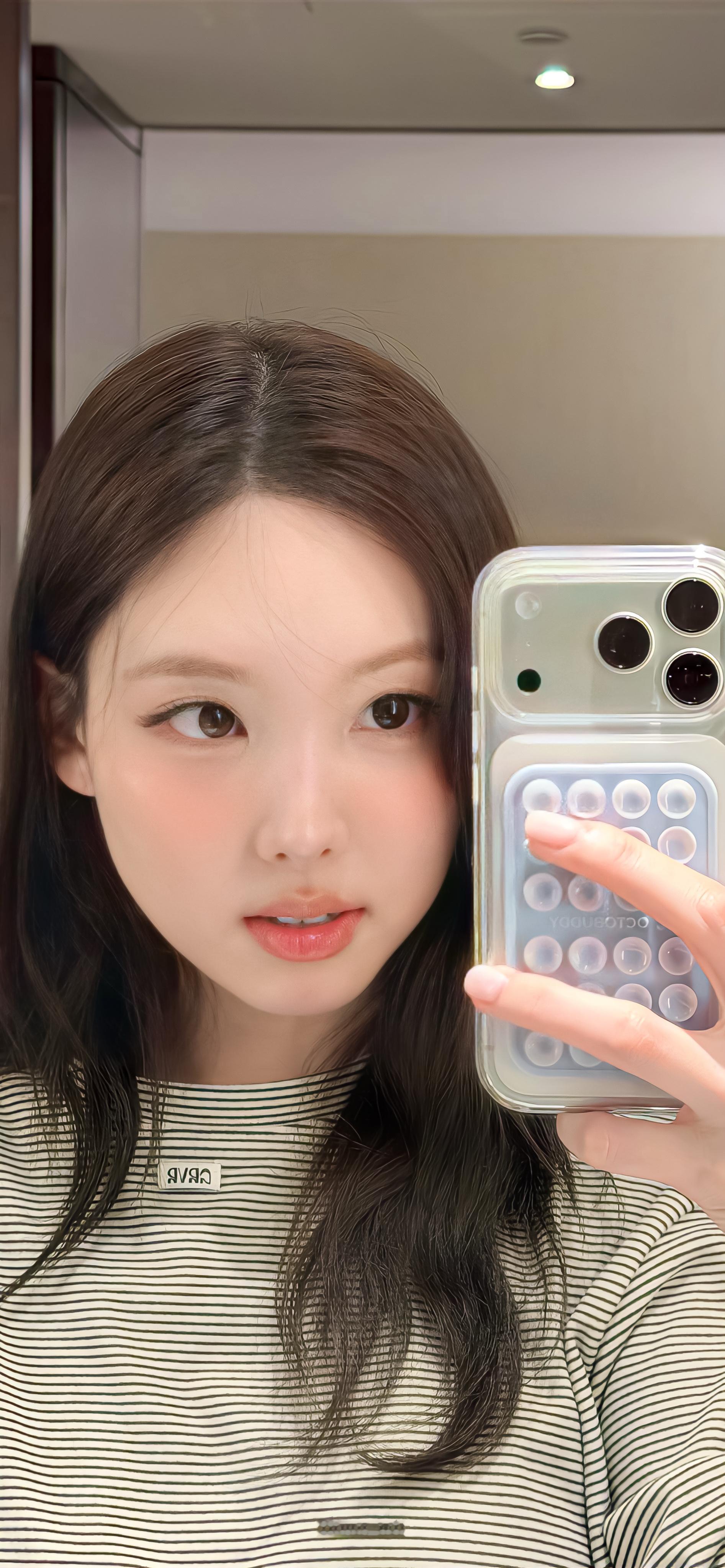 林娜琏𝑵𝒂𝒚𝒆𝒐𝒏壁纸更新啦～🐰🍫 