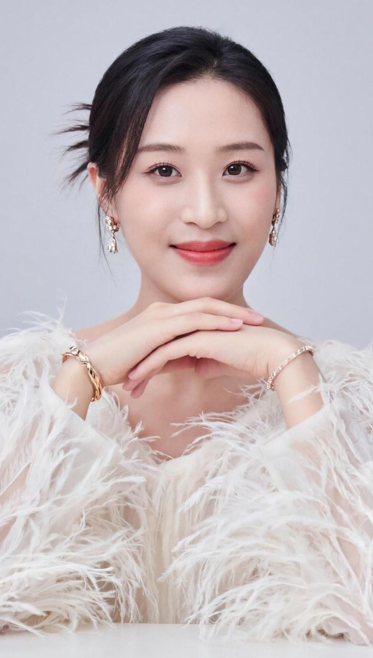 在温暖的灯光下，优雅的氛围中，仿佛时间都慢了下来。轻柔的羽毛与精致的妆容交织，勾