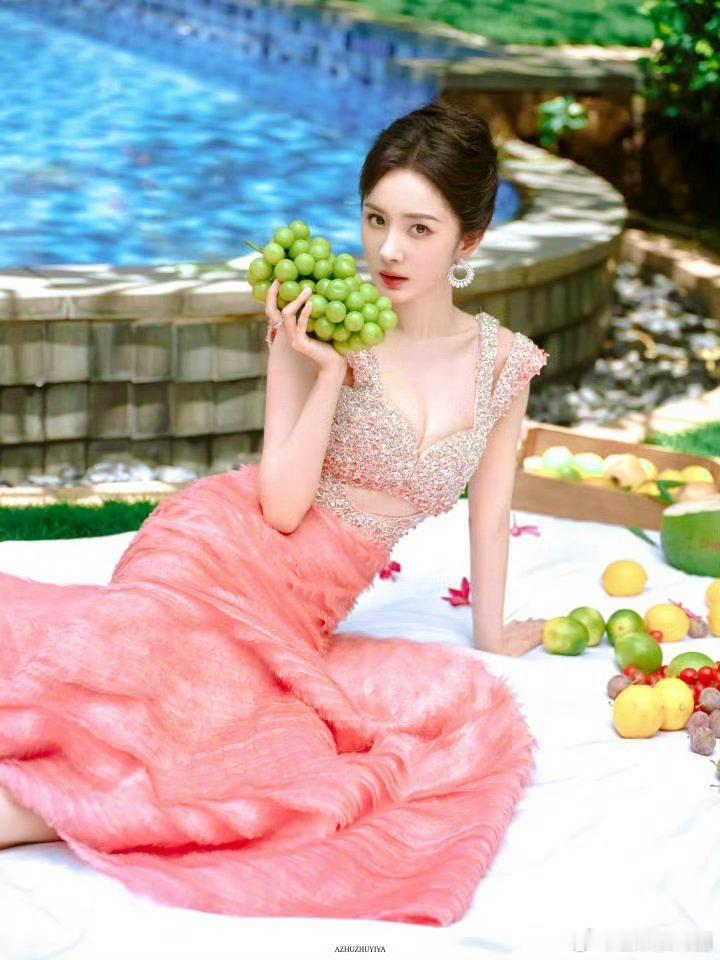 杨幂这高定礼服加上水果的操作[允悲][允悲][允悲]虽然说是照应主题的，但是感觉