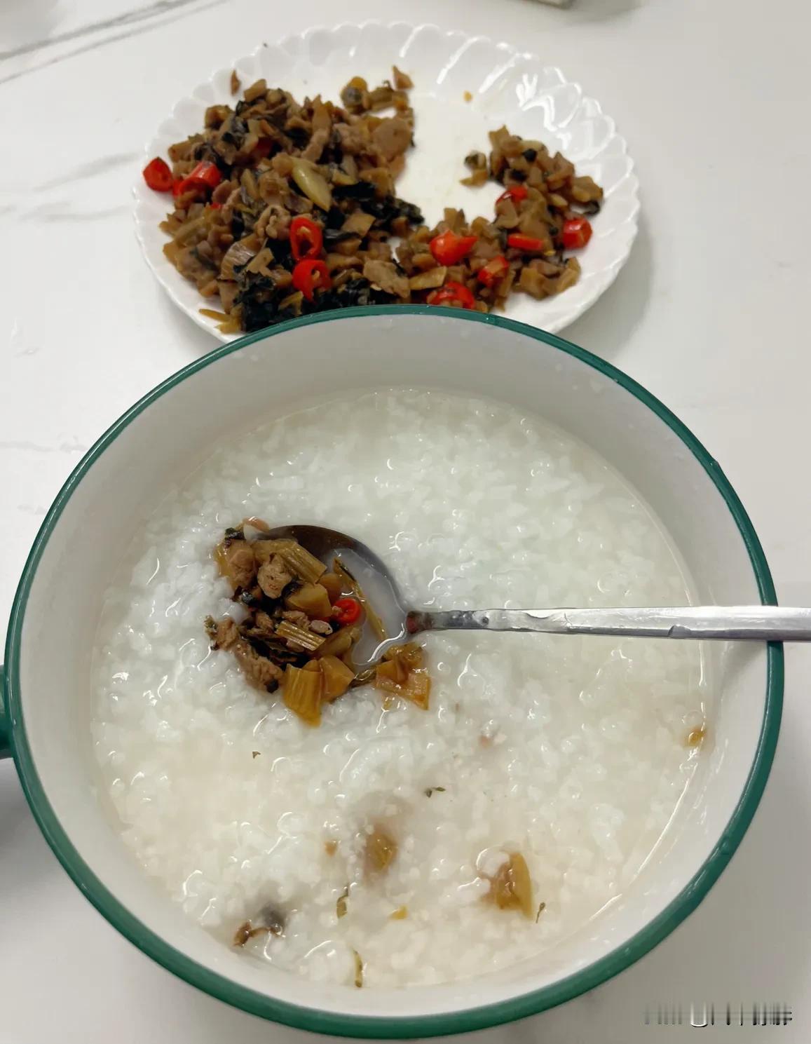 消费降级，已经影响到一日三餐，每天思考的问题不再是“今天吃什么好”，而是“吃什么