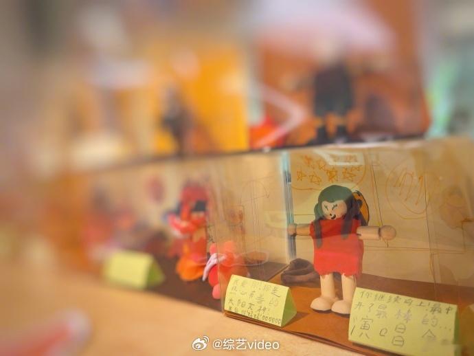 谢娜谢谢我的孩子们给我爱的力量、谢娜晒跳跳捏出来的妈妈小朋友心思细腻又柔软，把平