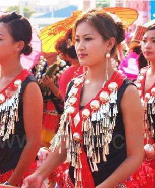 《进人民大会場有感》

（古            风）

作者：黄学勤

乙已