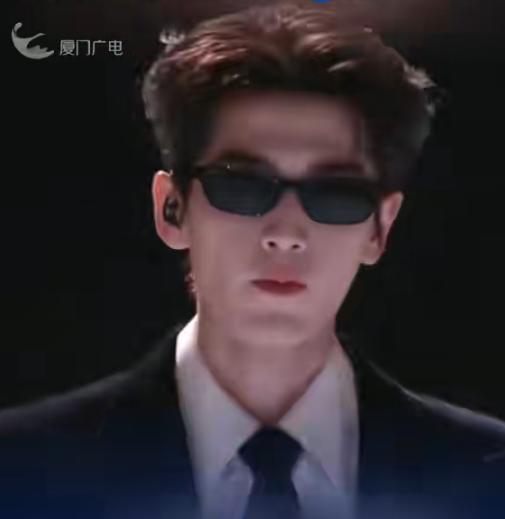 国民党主席一句"叫张凌赫来台湾就好了"，
直接把两岸交流玩成了娱乐圈热点。
4月