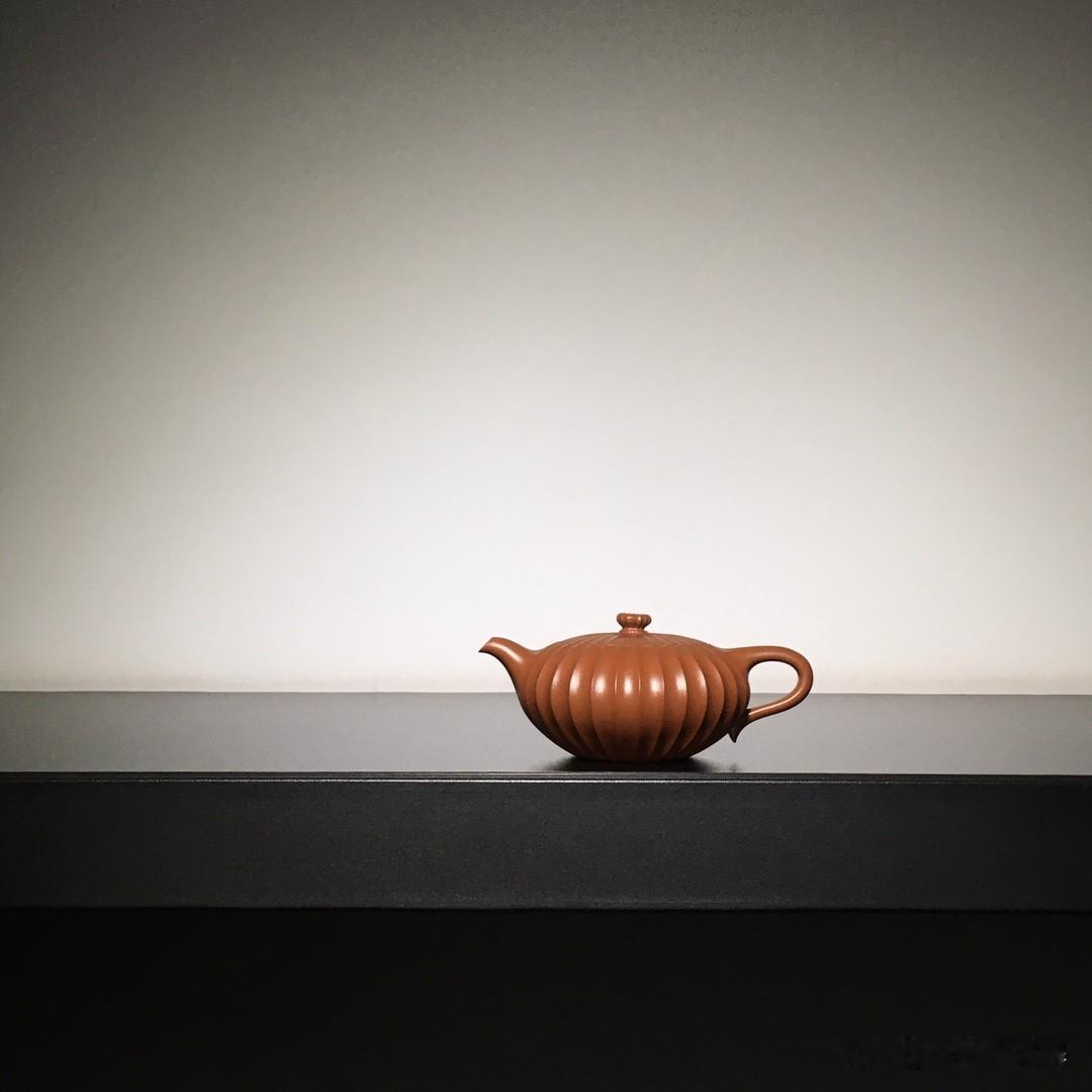 茶室里的“文人壶”之辩
老周拎着把新壶推门进来，茶还没泡上，先把壶往我面前一搁。