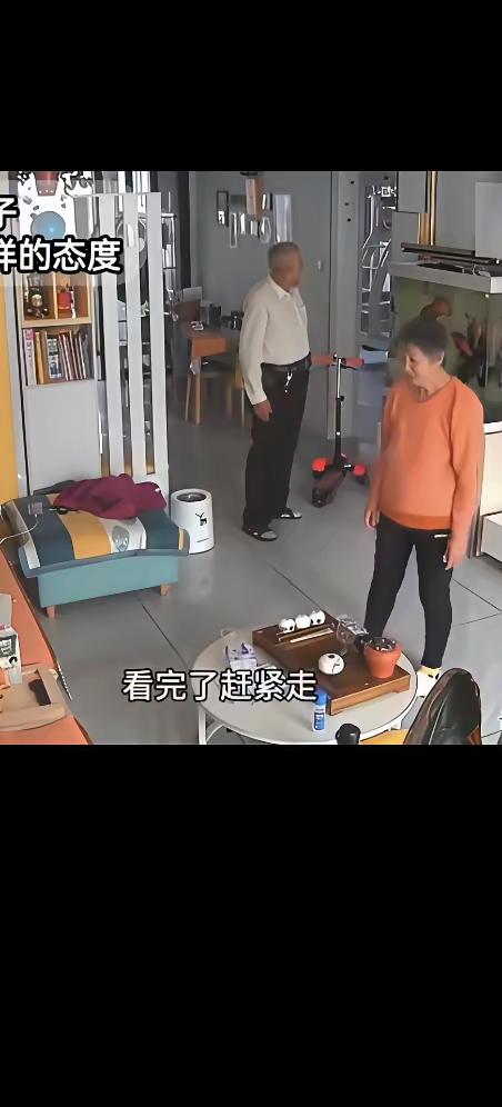 一定要记住，别做舔狗。
因为爱情舔不来，
舔来的关系，
我自己要跟着受委屈，
自