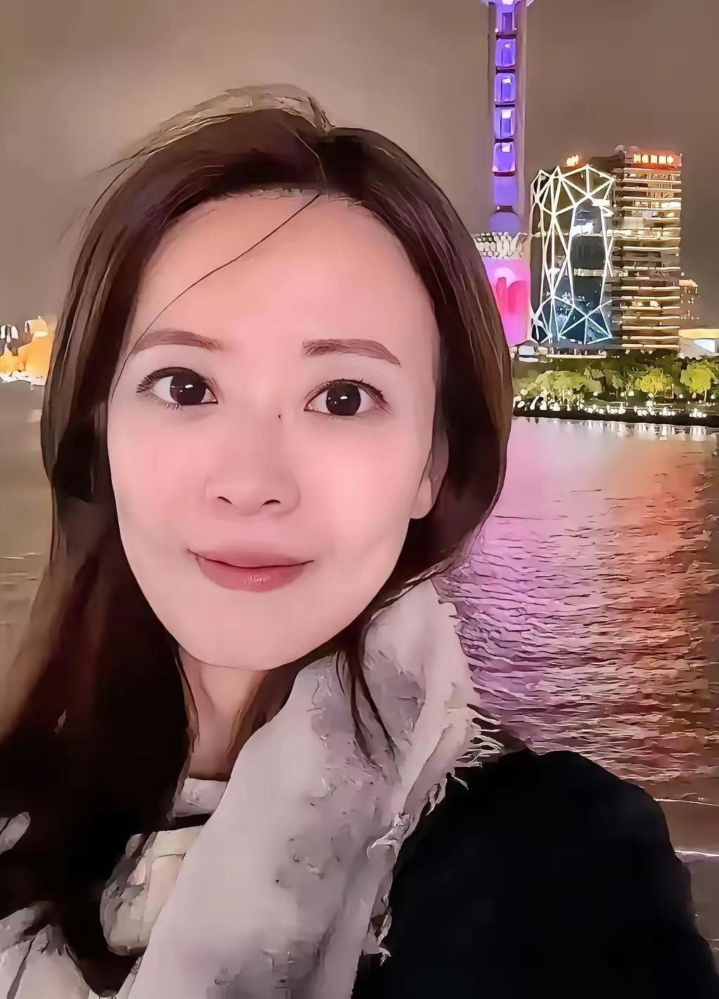 国民党发言人江怡臻陪同郑丽文访问大陆，返回台湾后主要参加了王浅秋主持的广播节目《