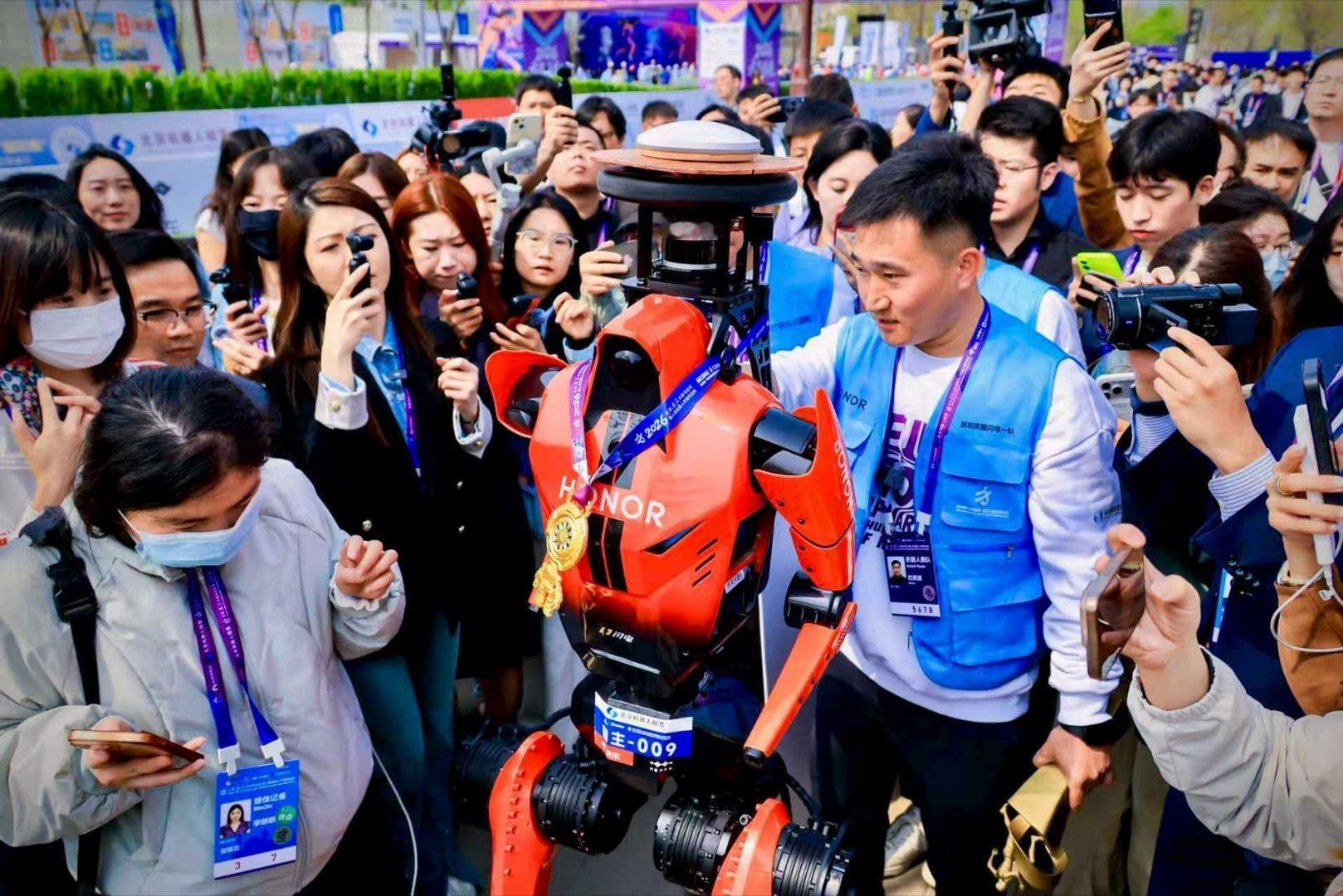 机器人半马冠军出自做手机的荣耀 荣耀机器人首战马拉松就包揽前六，打破人类半马纪录