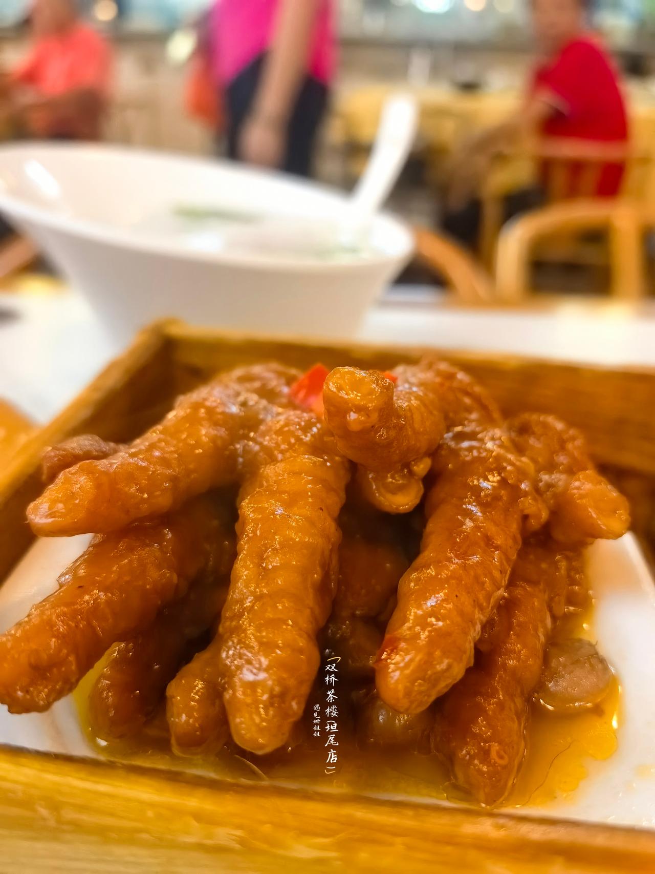 在广州喝早茶要多少钱?荔湾坦尾｜双桥烟雨旁，藏老广儿时早茶味道
一走进店里就被热
