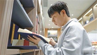 00后志愿校勘古籍超332万字 74岁会计4个月校对20万字古籍 青春力量遇上银