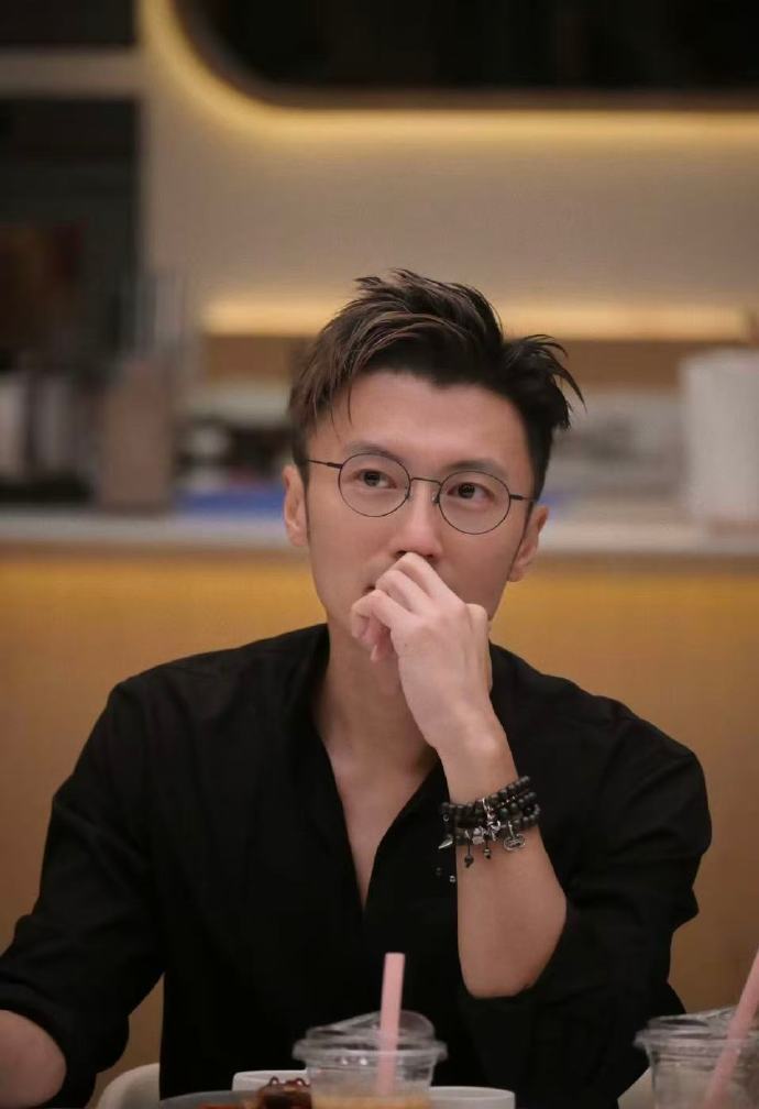 内娱有自己的老吃家 “蟹霆锋” 新外号火速出圈！也只有谢霆锋这种懂吃、爱吃的老吃