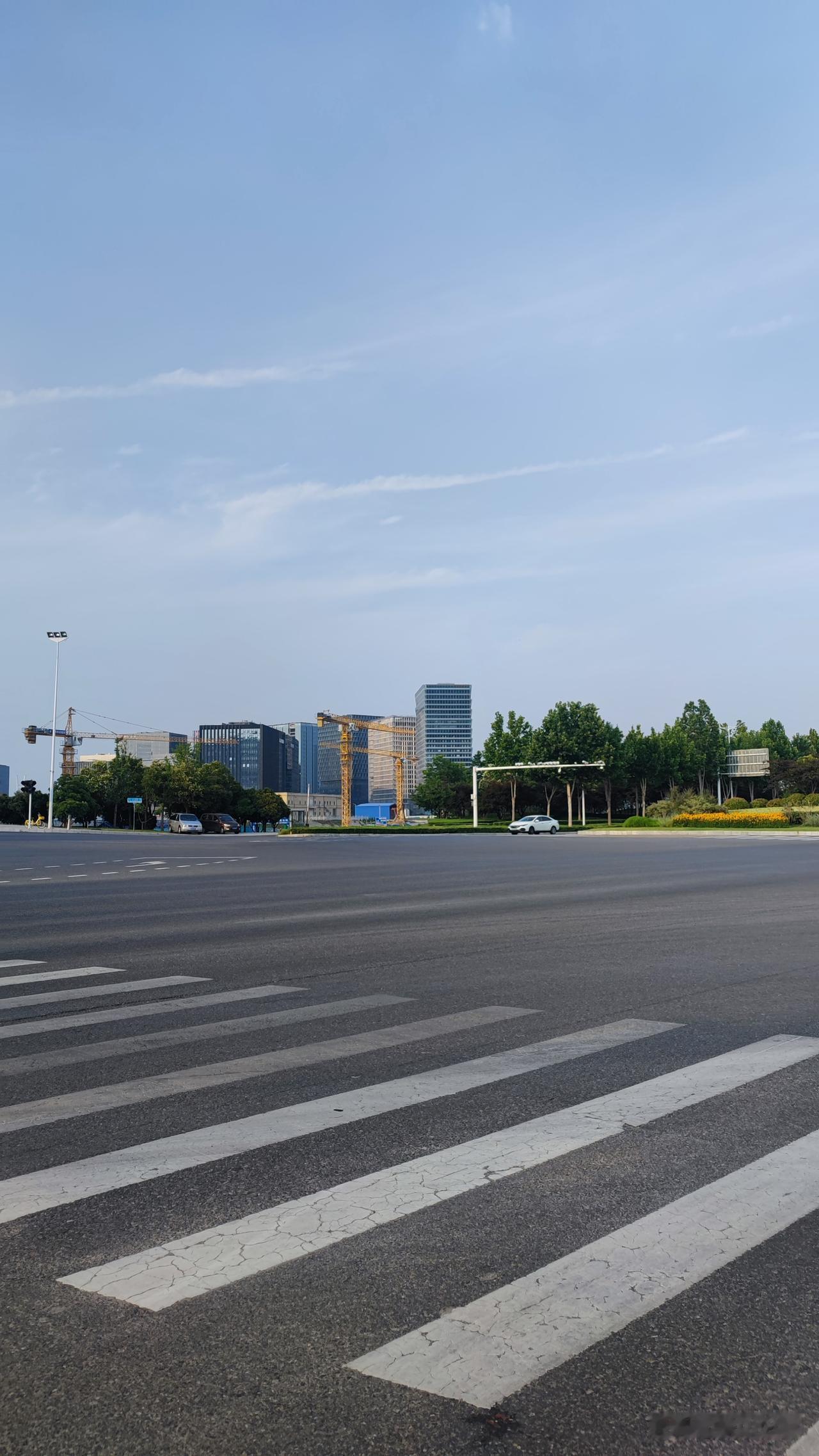 我们知道中牟新区依托郑开同城化区位优势，现在已形成高速，地铁干线公路立体路网8号