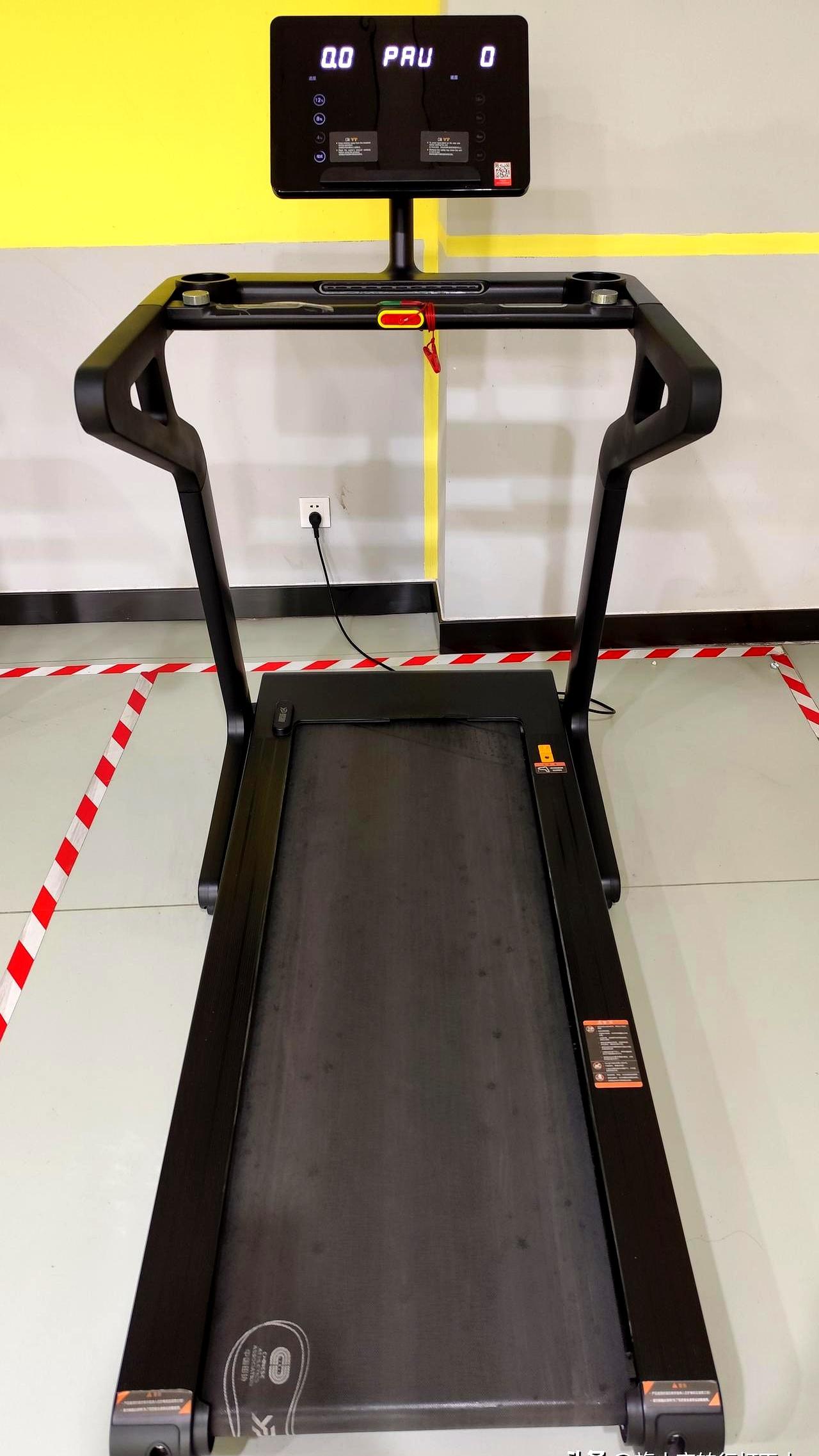 为周末的长跑提前热身，
 

他就这么在跑步机上跑完了今天的热身，脚下的鞋子根本