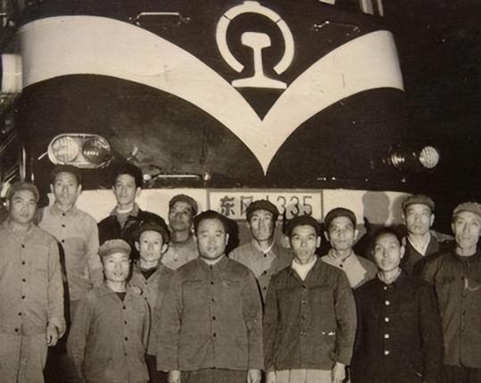 1981年王明儒开着442次列车从攀枝花驶向成都，行到深夜，乘客们都睡着了，然而