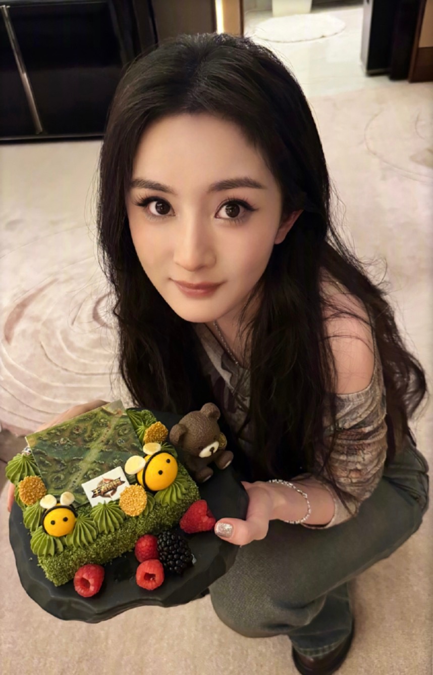 哎呦喂小蜜蜂蛋糕🐝杨幂又把我们捧在手心里了[害羞][害羞] ​​​