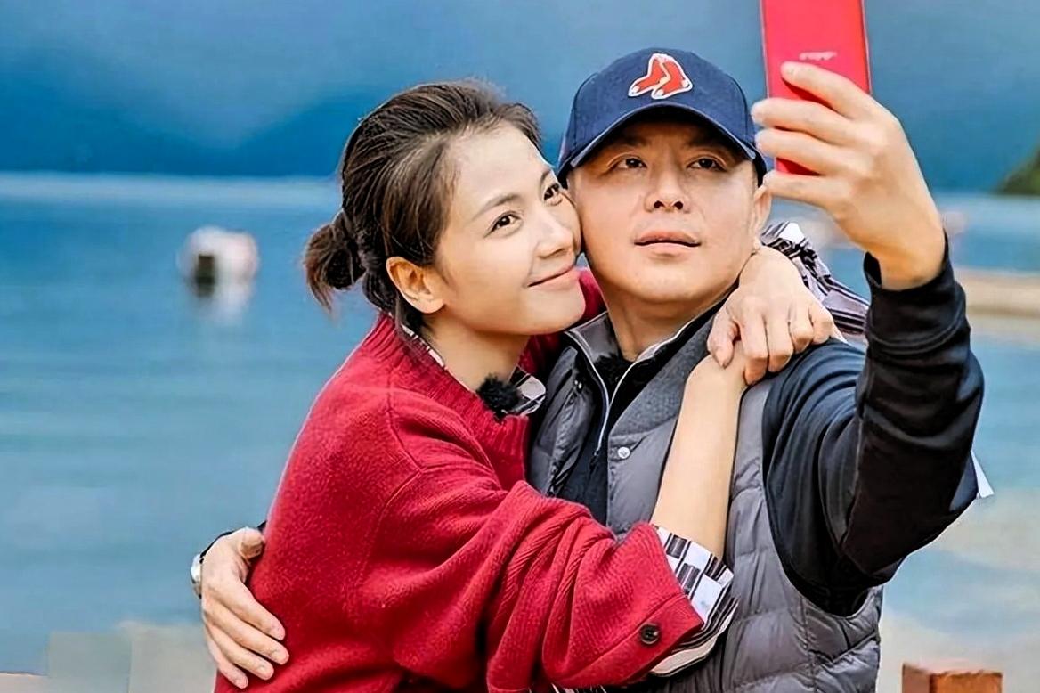 宝子们，看刘涛和王珂这张合影，突然就懂她为啥总说“不敢倒下”了！
 
当年王珂破