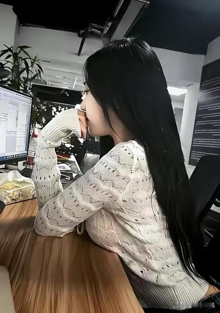 轻轻的托举，比重重的赞美，更令人感觉舒服[呲牙][呲牙]