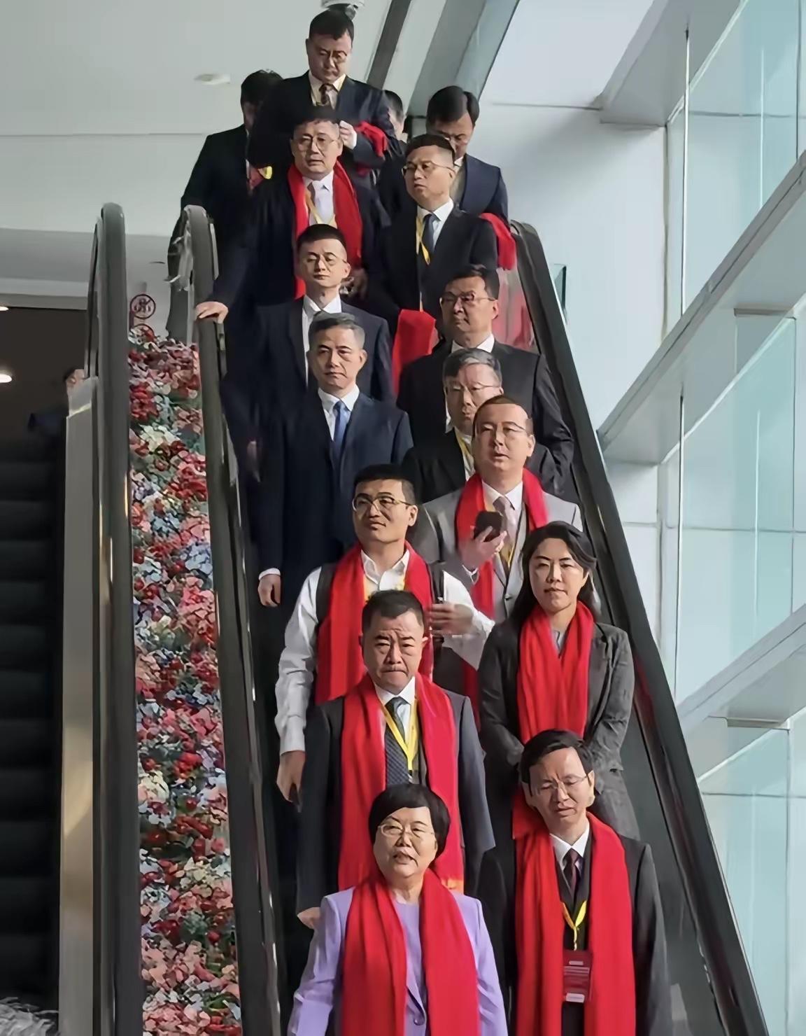昨天：一群员工
今天：一群富人
长鑫科技上市产生了多少千万富翁？