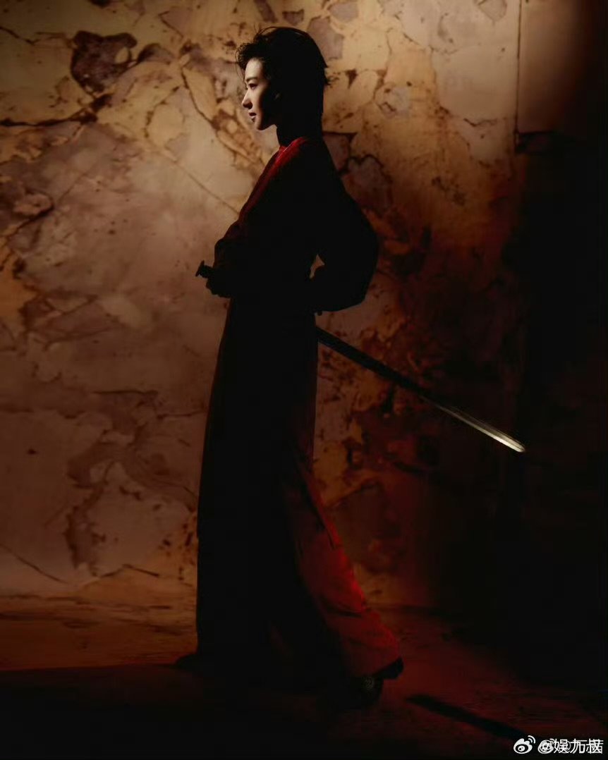 万茜持剑完全女侠级别 又美又飒天花板！万茜持剑造型，把侠女气质演到极致。 