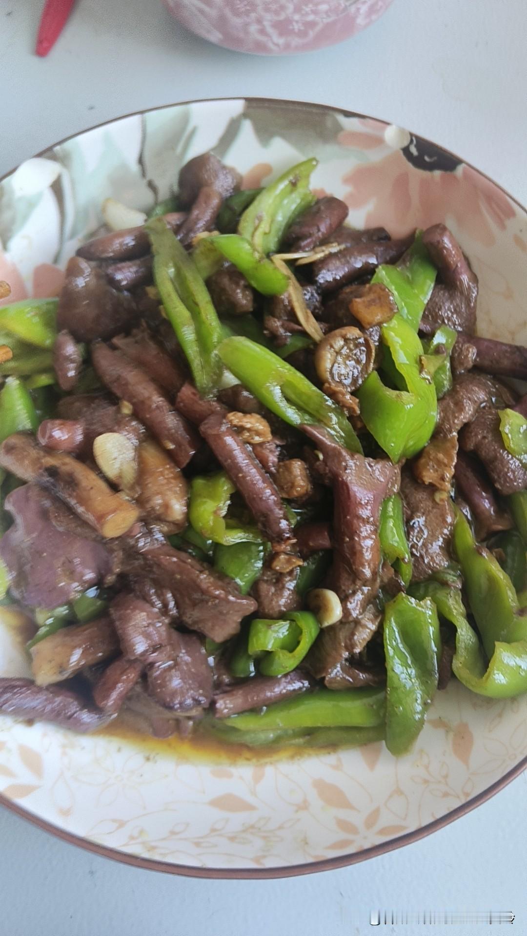 粘团子，采红豆顺便采蘑菇。昨天采的蘑菇少，没吃爽。

今天采了许多，吃起来没昨天