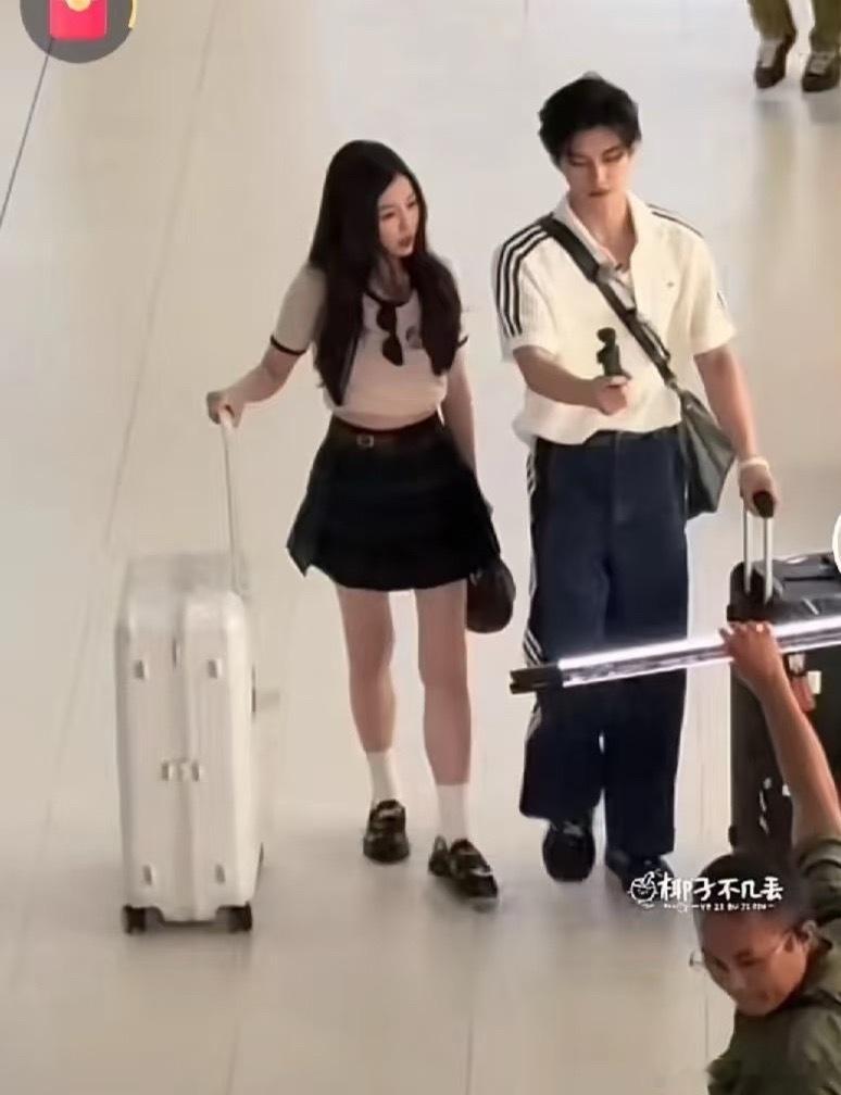 看来押宝这部了，都没播就整上cp团综了 ​​​