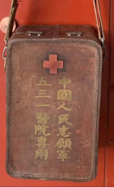 红军药箱承载着厚重的历史。1936年4月24日中午，贺龙、任弼时率领的红二方面军