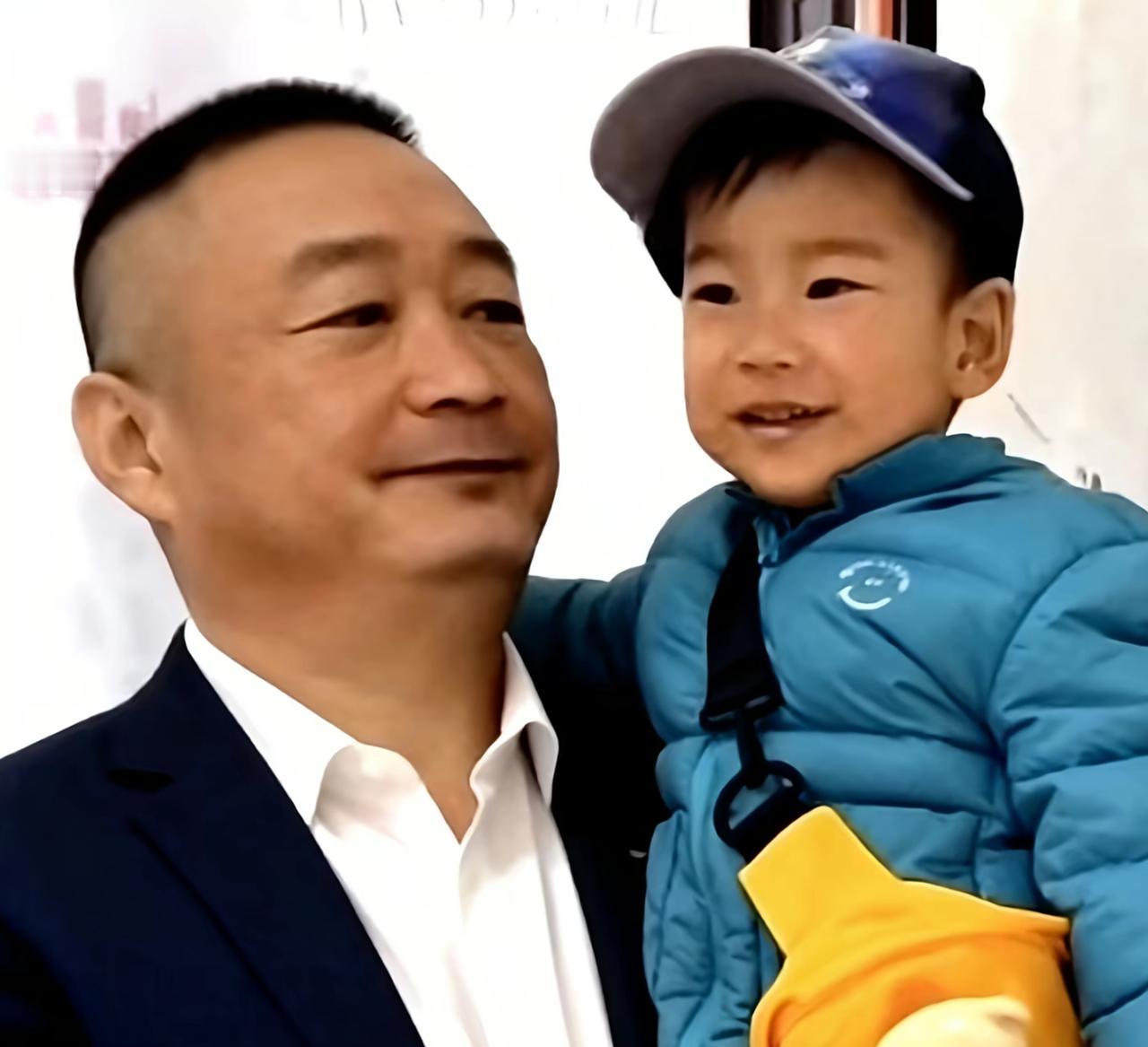 关于瑶瑶的孩子洲洲的问题，

有网友给出主意的，

建议让瑶爸瑶妈来抚养，金毛的