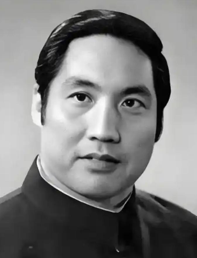 1977年，曾因饰演《红灯记》李玉和红遍全国的钱浩梁，被撤销党内外一切职务、停止