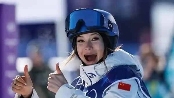 谷爱凌晋级决赛。
北京时间2月7日，米兰-科尔蒂纳冬奥会自由式滑雪女子坡面障碍技