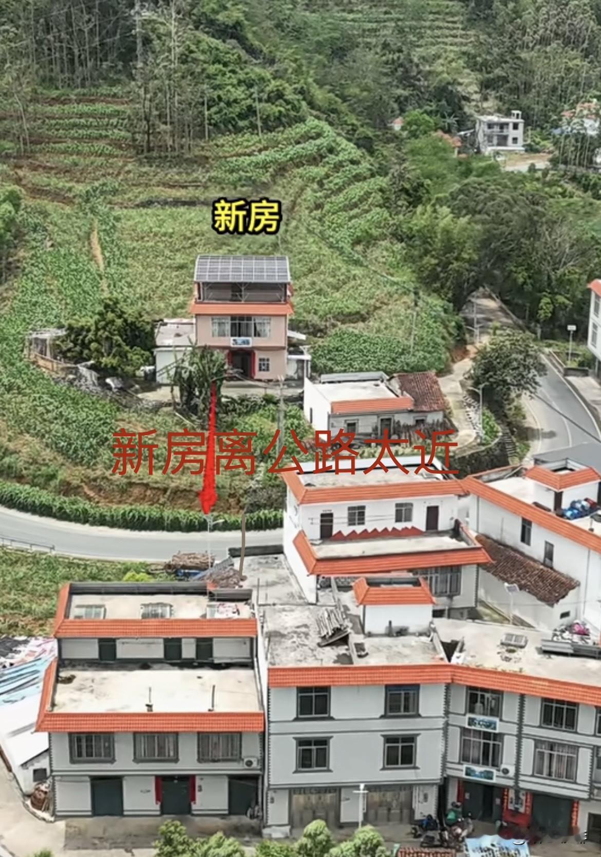 由于离公路太近，平时车来
车往噪音太大。为了住得安静，
当初建房时父亲就说：房?
