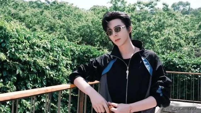 7月29日，一网友称祝绪丹和《书卷一梦》男一刘宇宁恋爱两年，瞬间引爆热搜！
 