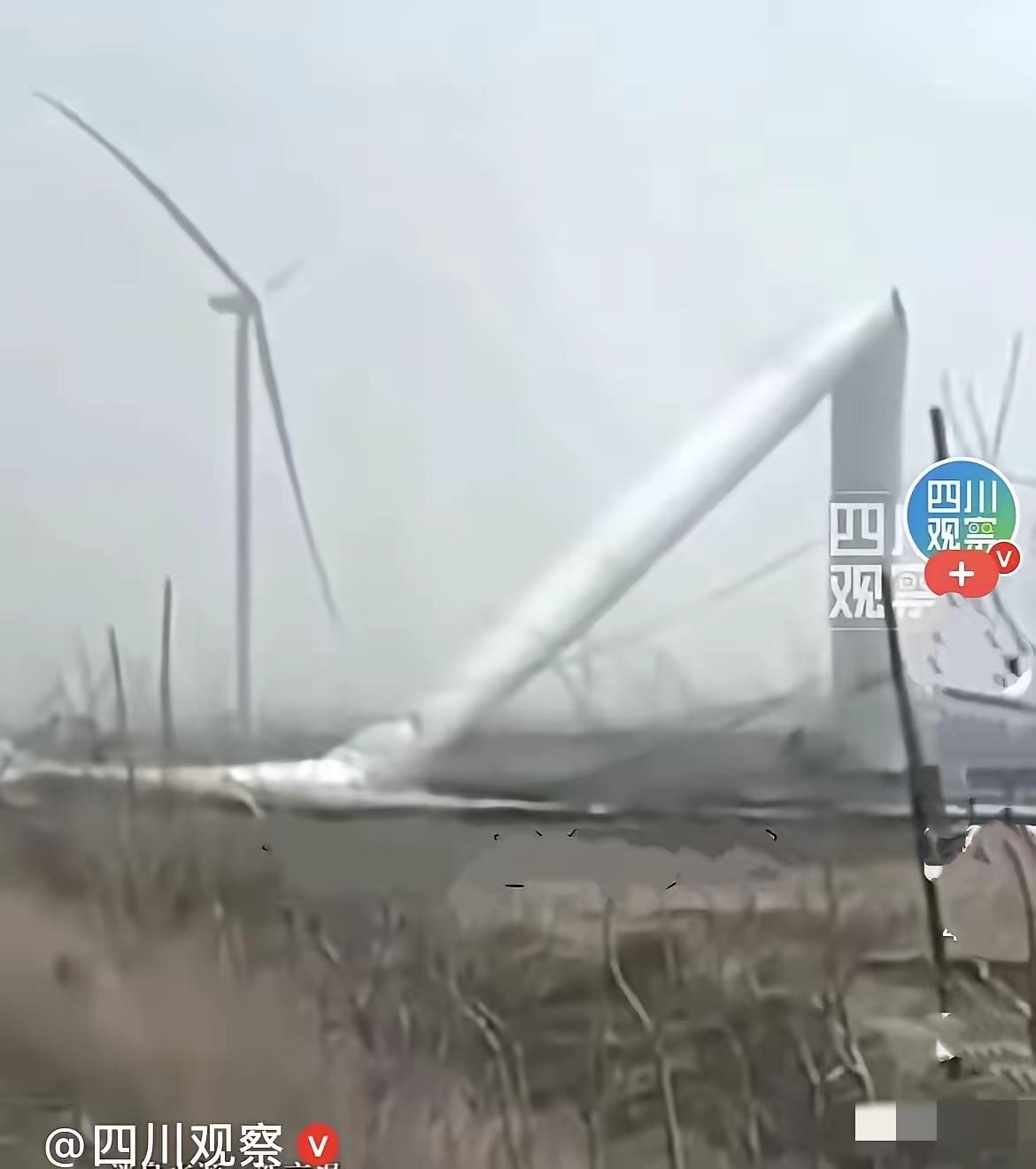 近日，辽宁铁岭夜里刮起7-8级大风，本该靠风发电的风力发电机，居然直接被风吹断塔