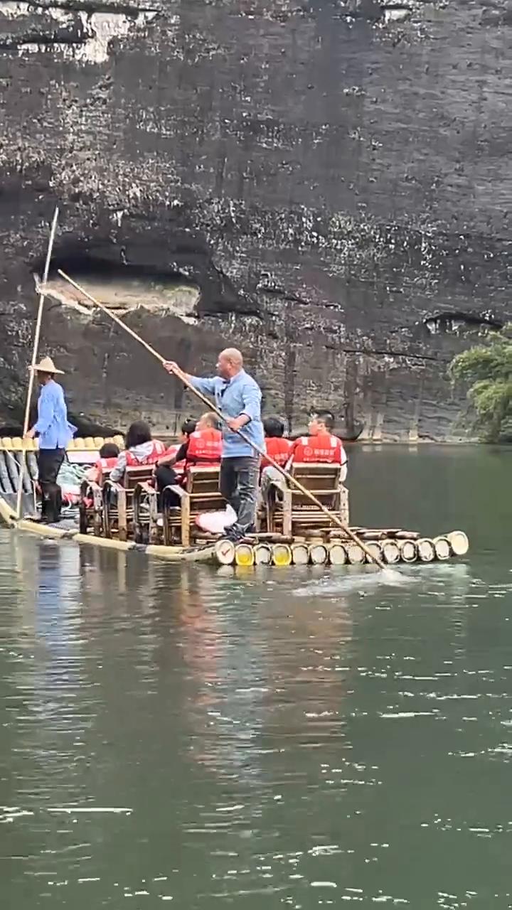 左边的。