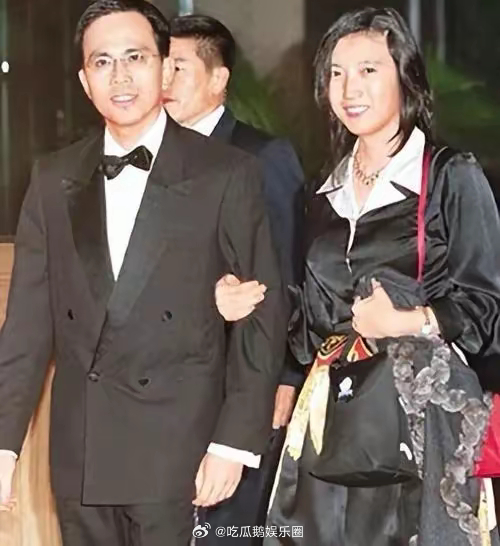 李嘉诚大儿媳王丽侨罕露面！身材纤细保养年轻，看起来亲和力十足！！！ ​​​