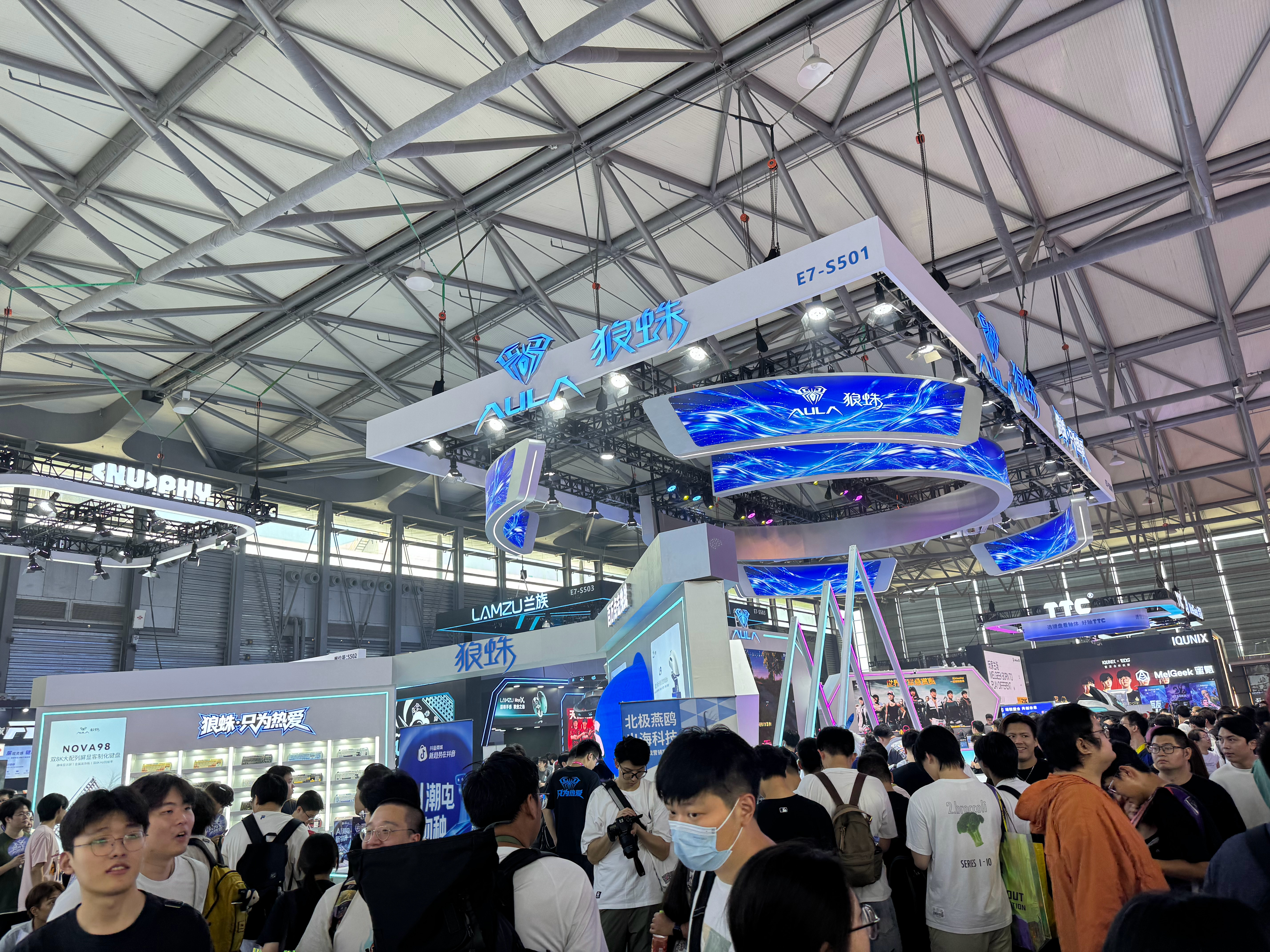 ChinaJoy  大概是游客动手最多的的馆 