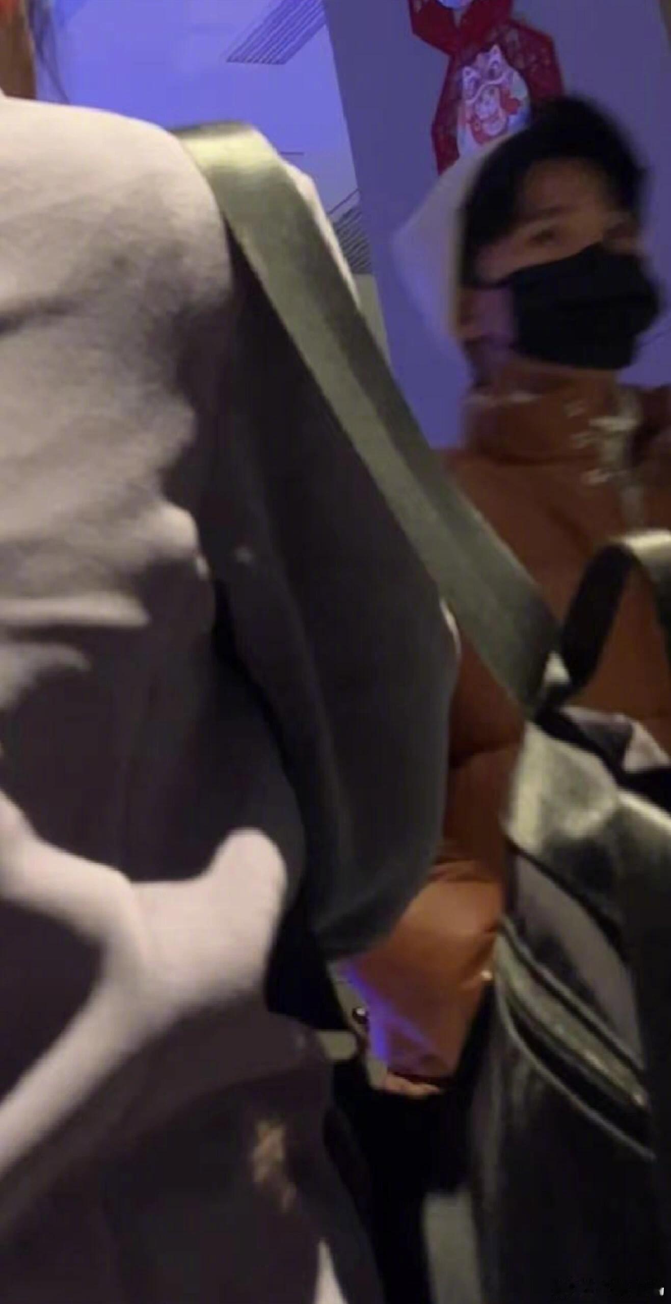 杨洋回老家过年简直是公开行踪，去村口看篮球，去汤泉馆玩都被认出来了[笑cry] 