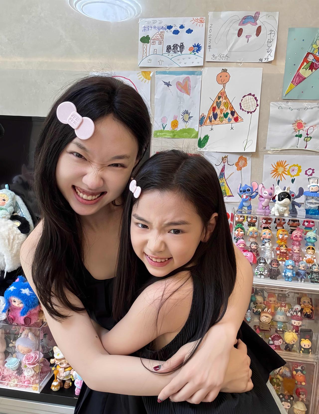 8月6日，管乐晒与董璇女儿的合影，称：“小酒窝与大酒窝相认啦”。

董璇的女儿小