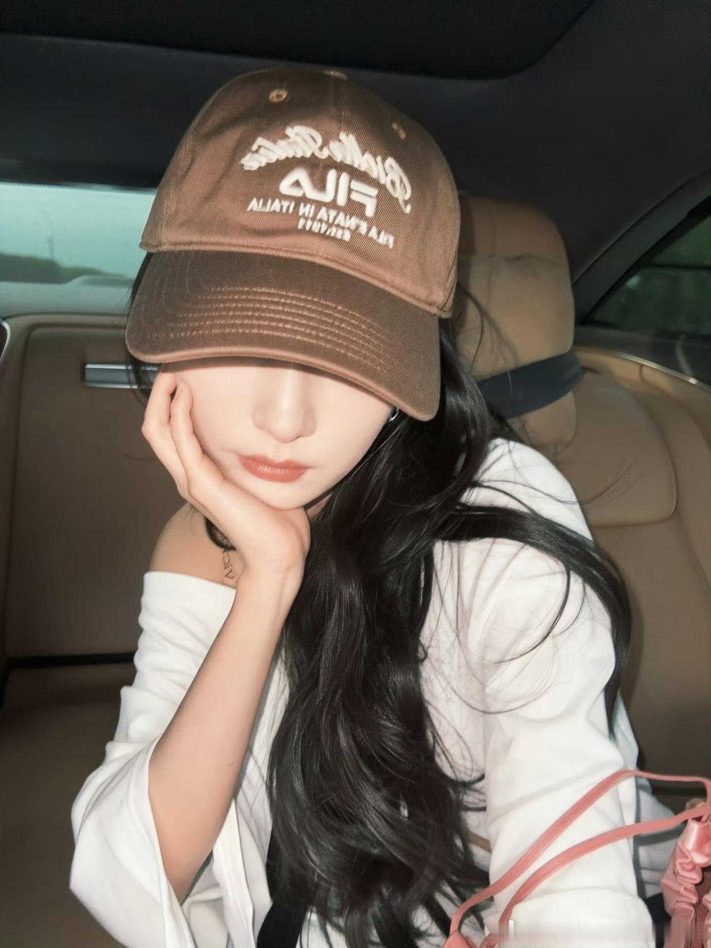 杨幂  🦊杨幂cl全球品牌代言人 沿海无数的天价楼盘沐浴在上海昏黄色的雨水里，