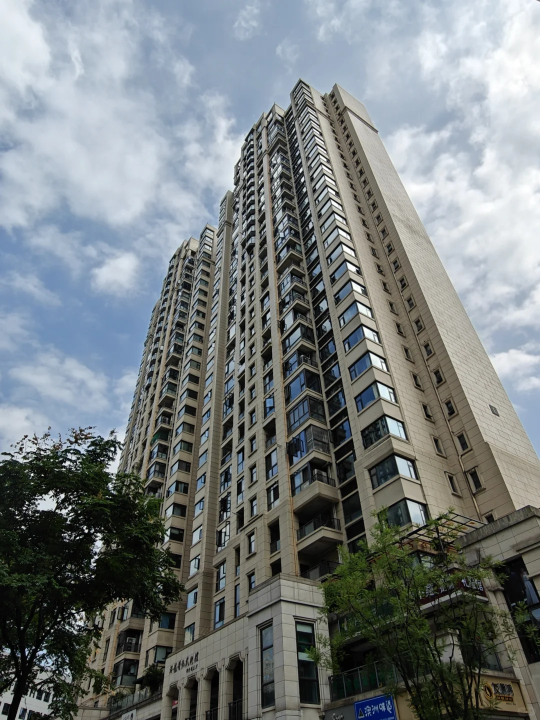 新希望锦官阁，当年红极一时的改善盘，绝对算得上当时的平民【豪宅】，现在...