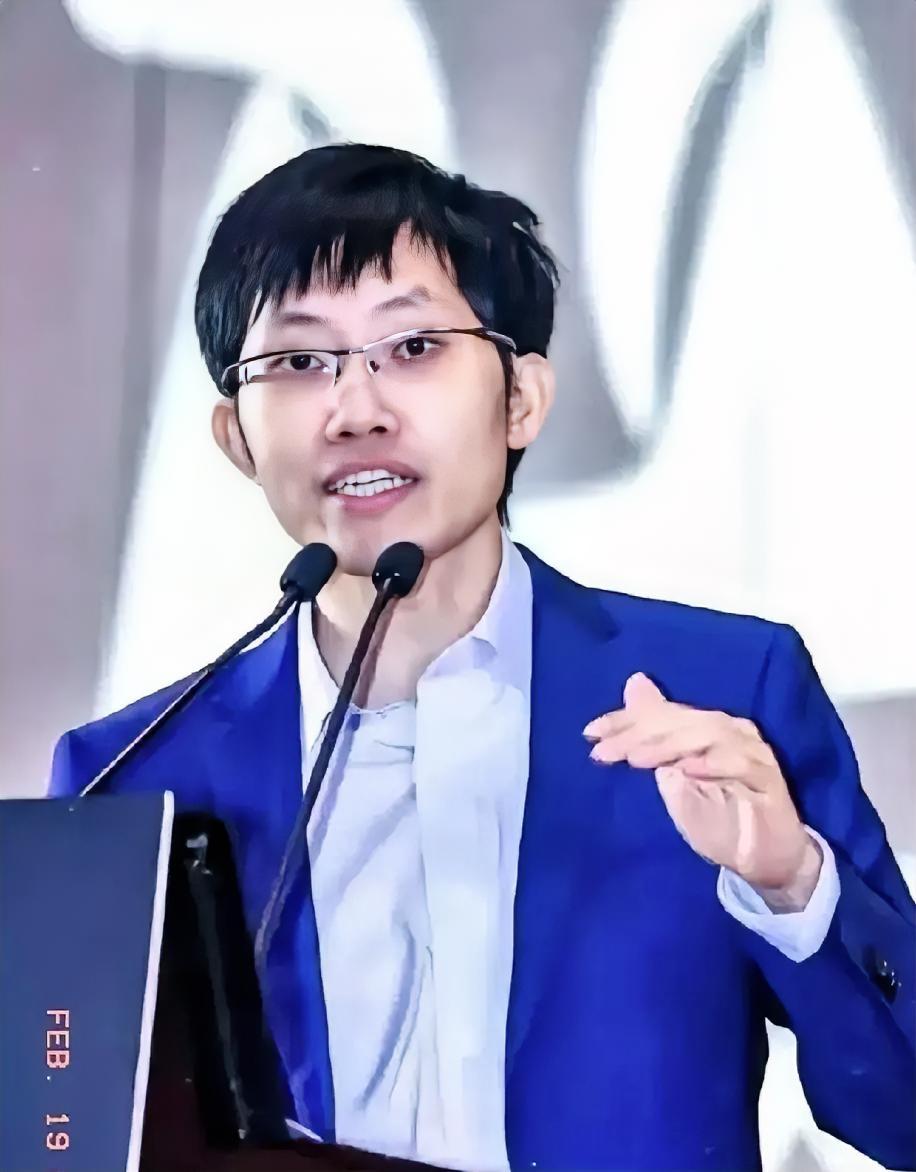 一觉醒来，梁文锋又一次刷新了世界记录。
​他担任通讯作者的DeepSeek-R1