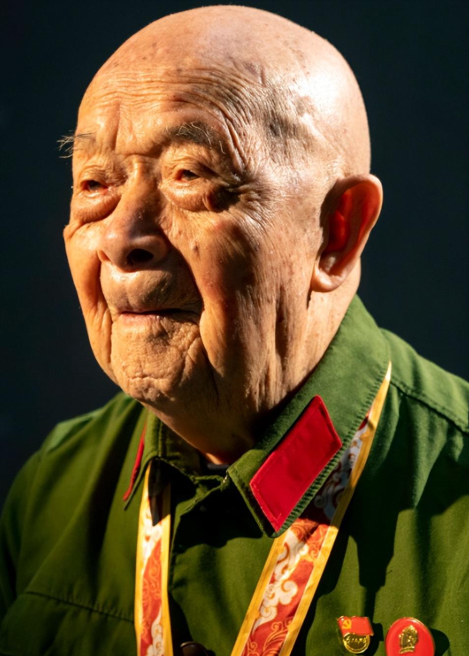 抗美援朝时，他一人歼敌400余人，立下汗马功劳，复员时却因工作人员写错一字，苦干