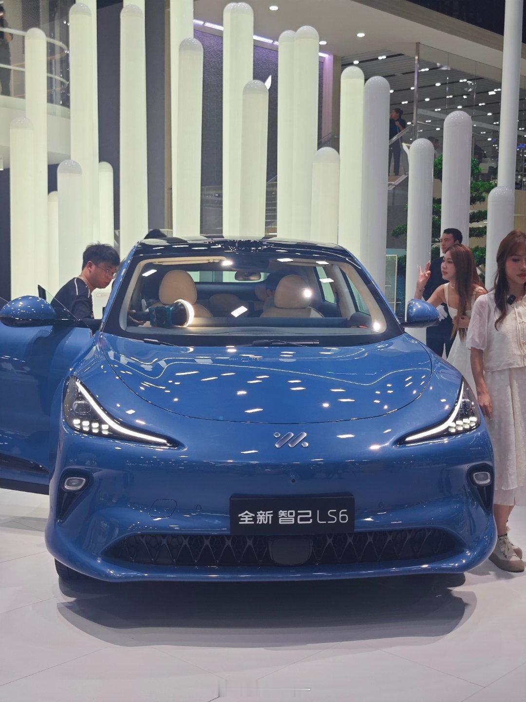 全新智己 LS6，老车主又羡慕了，这蓝色真帅啊[求饶] ​​​